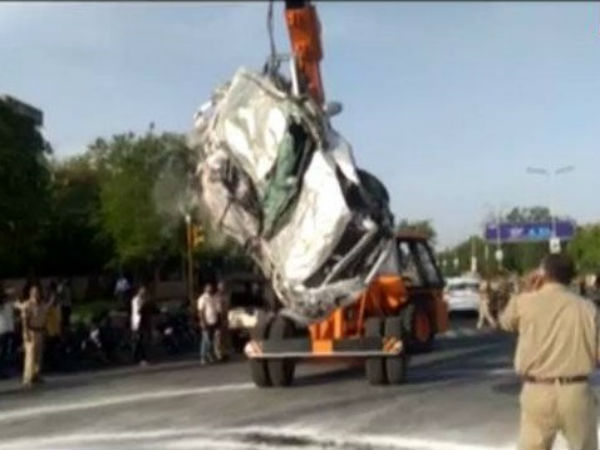 Video- नमक के ट्रक में दफन होकर लोहे की सीट बनी Maruti Swift, मलबा हटा तो मिली 5 लाश Video- नमक के ट्रक में दफन होकर लोहे की सीट बनी Maruti Swift, मलबा हटा तो मिली 5 लाश