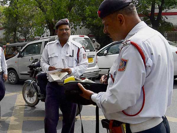 OMG- रॉयल इनफील्ड सवार का Seatbelt के लिए कटा 