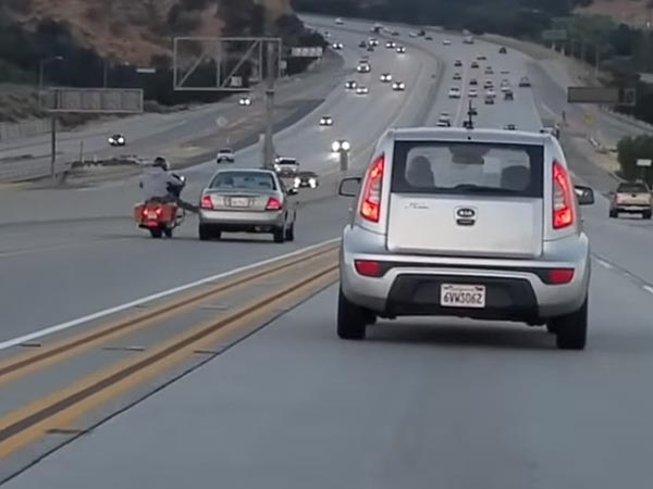 वीडियो में देखिए कैसे एक ड्राइवर की अकड़ बनी भीषण हादसे का कारण? वीडियो में देखिए कैसे एक ड्राइवर की अकड़ बनी भीषण हादसे का कारण?