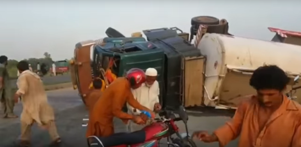 वीडियोः पेट्रोल के लालच ने लील ली 150 पाकिस्तानी नागरिकों की जान वीडियोः पेट्रोल के लालच ने लील ली 150 पाकिस्तानी नागरिकों की जान