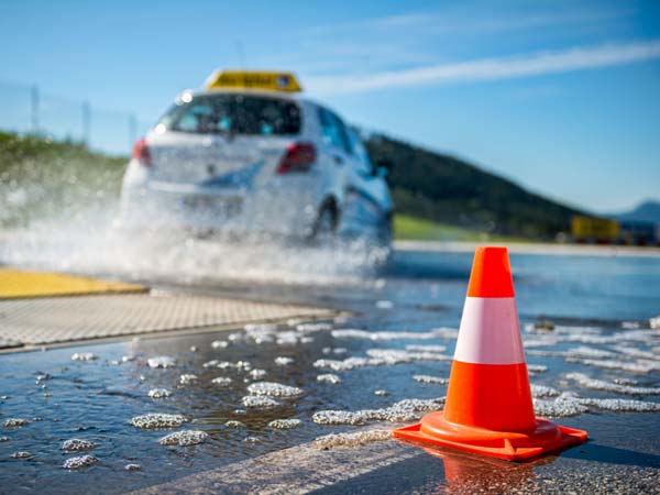 वीएलसी प्लेयर और ट्रैफिक सेफ्टी कोन एक जैसे दिखते हैं, जानते हैं क्यों? वीएलसी प्लेयर और ट्रैफिक सेफ्टी कोन एक जैसे दिखते हैं, जानते हैं क्यों?