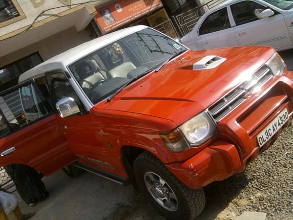 अगर फेसबुक पर पोस्ट की अपनी लक्जरी कार तो पड़ेगी इनकम टैक्स की रेड..