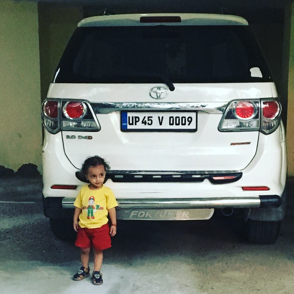 अगर फेसबुक पर पोस्ट की अपनी लक्जरी कार तो पड़ेगी इनकम टैक्स की रेड..