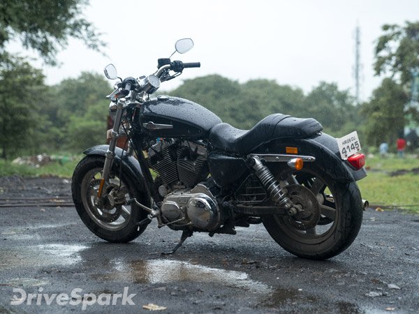 रिव्यूः हार्ले डेविडसन के दीवानों के लिए अनुकूलित और विस्तृत रेंज की बाइक है 1200 कस्टम 