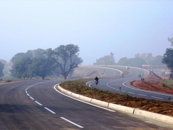 मध्य प्रदेश की सड़कें अमेरिका जैसी, दावे में कितना दम, आइए जानते हैं... मध्य प्रदेश की सड़कें अमेरिका जैसी, दावे में कितना दम, आइए जानते हैं...