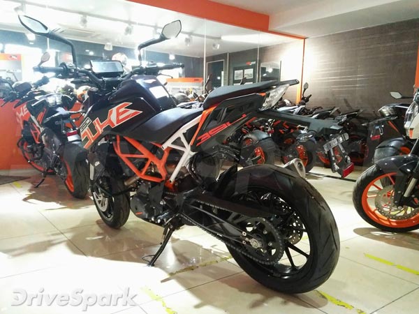 ब्लैक कलर के पेंट जॉब के साथ देखी गई केटीएम ड्यूक 390, जानिए कहां?