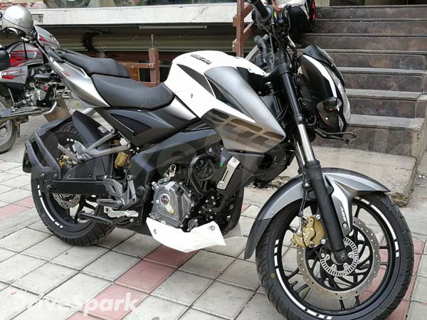 अब एबीएस के साथ भी उपलब्ध है बजाज पल्सर एनएस200, भारत में हुई लॉन्च