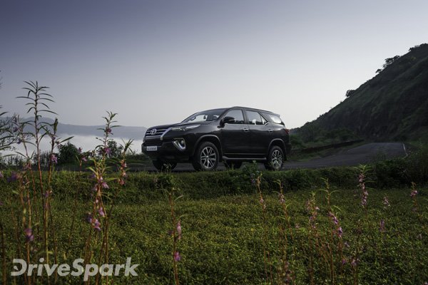 रिव्यूः नए फीचर्स के साथ और भी आक्रामक हो गई है टोयोटा फॉर्च्यूनर