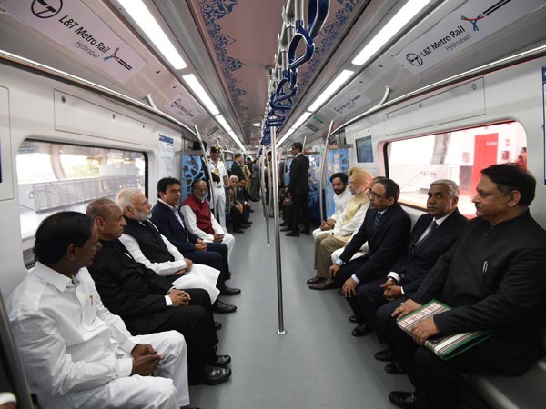 हैदराबाद भी बन गया मेट्रो सिटी, जानें सबसे महंगी मेट्रो की 10 बड़ी बातें हैदराबाद भी बन गया मेट्रो सिटी, जानें सबसे महंगी मेट्रो की 10 बड़ी बातें