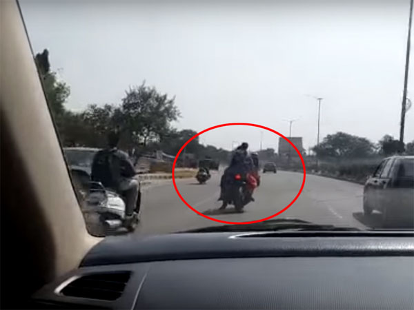 तीन महिलाओं ने एक साथ साड़ी में किया यामाहा आर 15 की सवारी, वीडियो हुआ वायरल तीन महिलाओं ने एक साथ साड़ी में किया यामाहा आर 15 की सवारी, वीडियो हुआ वायरल