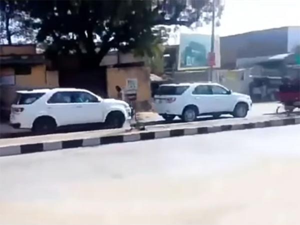 आपस में भिड़ गईं इस मुख्यमंत्री के काफिले की चार टोयोटा फॉर्च्यूनर, देखिए वीडियो आपस में भिड़ गईं इस मुख्यमंत्री के काफिले की चार टोयोटा फॉर्च्यूनर, देखिए वीडियो