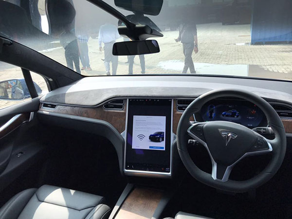 मॉडल-एक्स के साथ टेस्ला की पहली कार ने भारत में दिया दस्तक, जानें खासियत