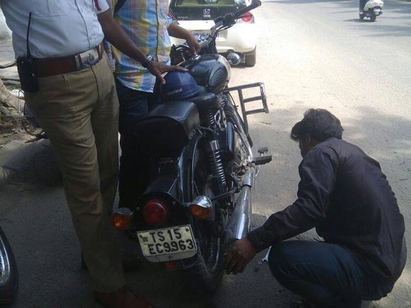 रॉयल एनफिल्ड सवारों की आई शामत, पुलिस इस तरह नष्ट कर रही एक्जास्ट