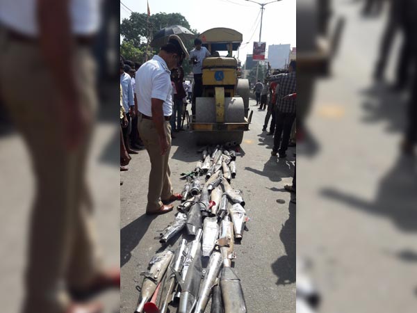 रॉयल एनफिल्ड सवारों की आई शामत, पुलिस इस तरह नष्ट कर रही एक्जास्ट