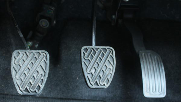 मैनुअल मोड में कार ड्राइविंग करते हैं, तो भूलकर भी ना करें ये गलतियां