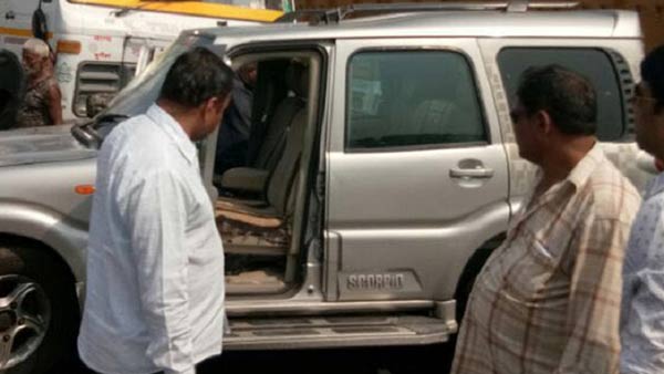 वीएचपी के अध्यक्ष प्रवीन तोगड़िया की कार को ट्रक ने मारी टक्कर, हादसे में बाल-बाल बचे