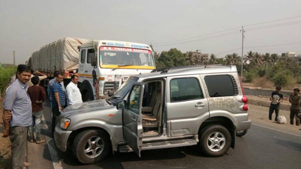वीएचपी के अध्यक्ष प्रवीन तोगड़िया की कार को ट्रक ने मारी टक्कर, हादसे में बाल-बाल बचे