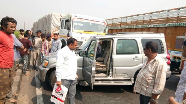 वीएचपी के अध्यक्ष प्रवीन तोगड़िया की कार को ट्रक ने मारी टक्कर, हादसे में बाल-बाल बचे
