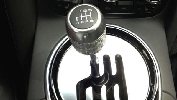 मैनुअल मोड में कार ड्राइविंग करते हैं, तो भूलकर भी ना करें ये गलतियां