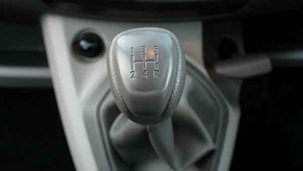 मैनुअल मोड में कार ड्राइविंग करते हैं, तो भूलकर भी ना करें ये गलतियां