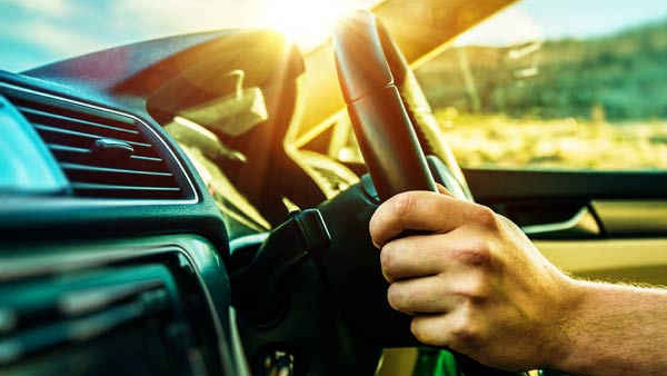 मैनुअल मोड में कार ड्राइविंग करते हैं, तो भूलकर भी ना करें ये गलतियां