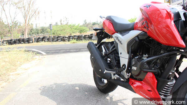 2018 टीवीएस अपाचे आरटीआर 160 4V फर्स्ट राइड रिव्यू - क्या यह एक एंट्री लेवल रेस मशीन है?