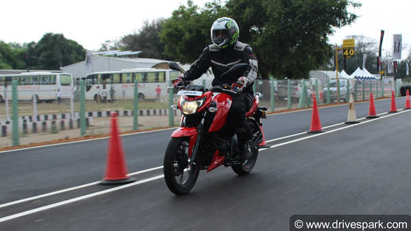 2018 टीवीएस अपाचे आरटीआर 160 4V फर्स्ट राइड रिव्यू - क्या यह एक एंट्री लेवल रेस मशीन है?