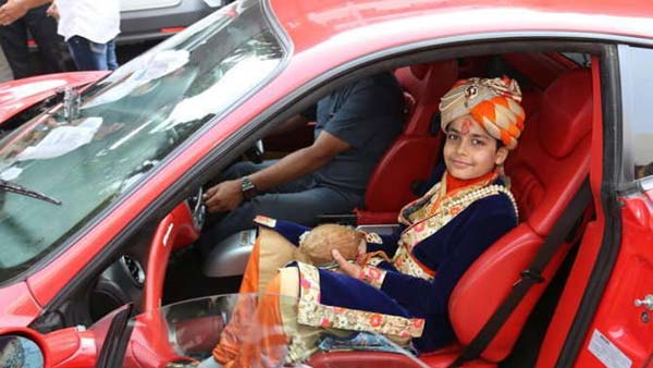 12 साल की के भिक्षु ने दीक्षा लेने से पहले की फरारी की सवारी