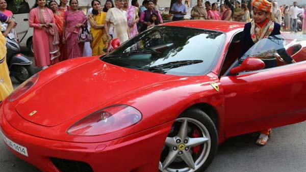 12 साल की के भिक्षु ने दीक्षा लेने से पहले की फरारी की सवारी