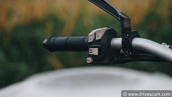 डुकाटी मॉन्स्टर 797 रोड टेस्ट रिव्यू - एक स्टाइलिश और एलिगेंट पेशकश