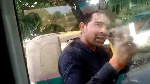 बोनट पर लटके युवक को लेकर 4 किलोमीटर तक कार दौड़ाता रहा यह सरकारी अधिकारी