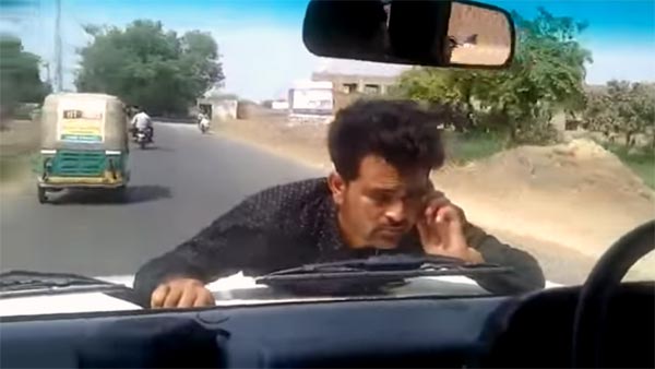 बोनट पर लटके युवक को लेकर 4 किलोमीटर तक कार दौड़ाता रहा यह सरकारी अधिकारी