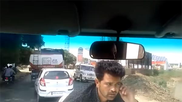 बोनट पर लटके युवक को लेकर 4 किलोमीटर तक कार दौड़ाता रहा यह सरकारी अधिकारी