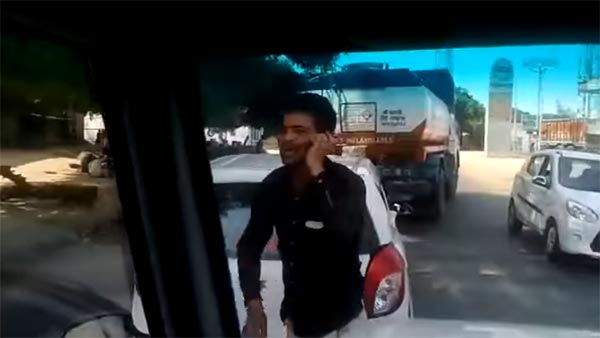 बोनट पर लटके युवक को लेकर 4 किलोमीटर तक कार दौड़ाता रहा यह सरकारी अधिकारी