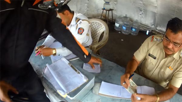 ट्रैफिक पुलिस ने वीडियो बनाने वाले को किए पैसे ऑफर - आगे देखिए फिर क्या हुआ ट्रैफिक पुलिस ने वीडियो बनाने वाले को किए पैसे ऑफर - आगे देखिए फिर क्या हुआ