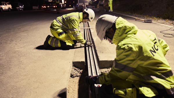 स्वीडन में शुरू हुआ दुनिया का पहला इलेक्ट्रिक कार चार्जिंग रोड - जानिए इसकी खूबियां