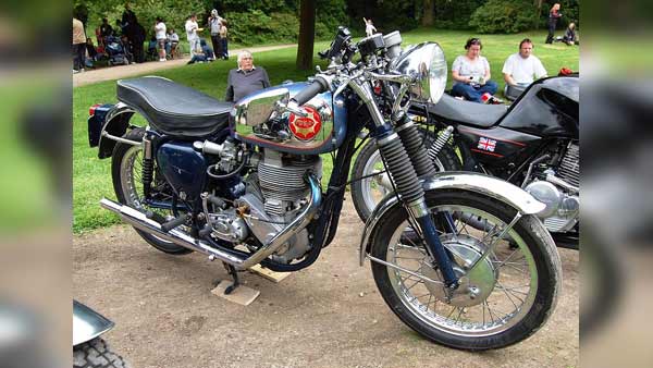 देखिये महेंद्रा सिंह धोनी की इन लग्जरी कारों और बाइक्स का ज़खीरा