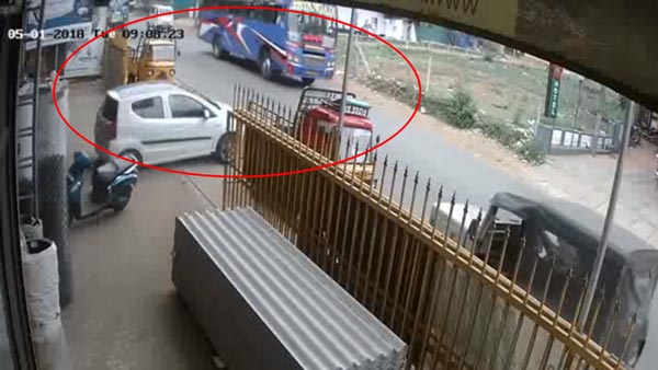 कार सीधे बस से जा टकरा - फिर हुआ कुछ ऐसा