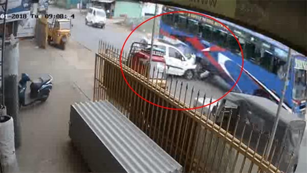 कार सीधे बस से जा टकरा - फिर हुआ कुछ ऐसा