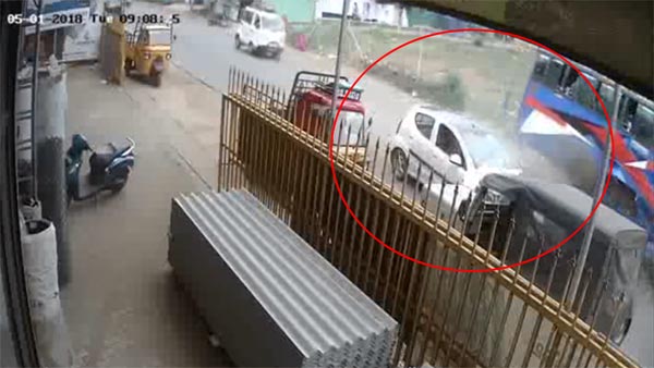 कार सीधे बस से जा टकरा - फिर हुआ कुछ ऐसा