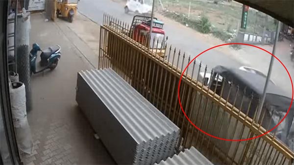 कार सीधे बस से जा टकरा - फिर हुआ कुछ ऐसा