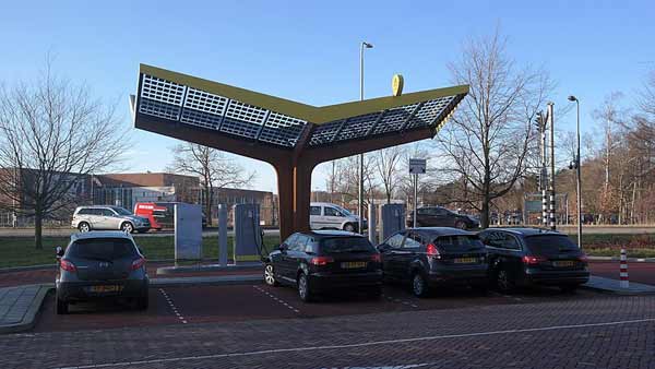 हर तीन किलोमीटर पर बनेगा इलेक्ट्रिक कार चार्जिंग स्टेशन 