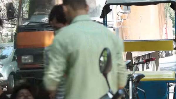 प्रैंक विडियो बनाते समय बीच रोड पर हुंडई आई 10 ने यूट्यूबर को उड़ाया - देखें विडियो प्रैंक विडियो बनाते समय बीच रोड पर हुंडई आई 10 ने यूट्यूबर को उड़ाया - देखें विडियो