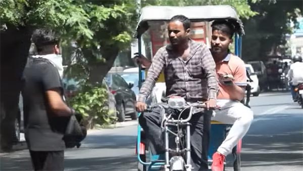 प्रैंक विडियो बनाते समय बीच रोड पर हुंडई आई 10 ने यूट्यूबर को उड़ाया - देखें विडियो प्रैंक विडियो बनाते समय बीच रोड पर हुंडई आई 10 ने यूट्यूबर को उड़ाया - देखें विडियो