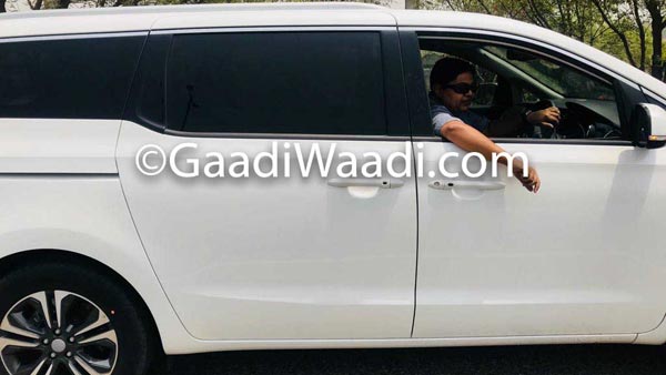 लॉन्च से पहले किआ ग्रैंड कार्निवल MPV टेस्टिंग के दौरान स्पॉट