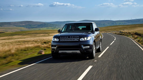 रेंज रोवर स्पोर्ट की टेस्ट ड्राइव लेती दिखीं बॉलीवुड की धक-धक गर्ल माधुरी दीक्षित - देखें विडियो