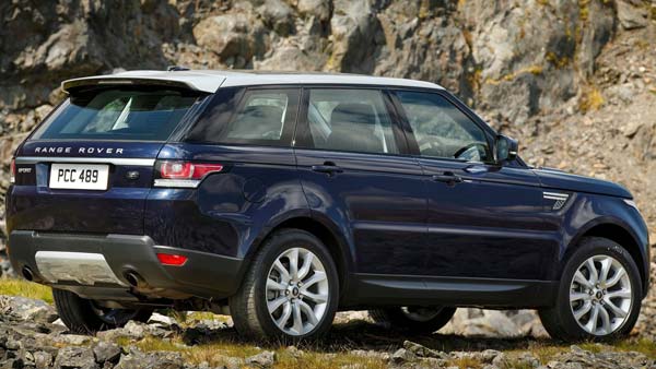 रेंज रोवर स्पोर्ट की टेस्ट ड्राइव लेती दिखीं बॉलीवुड की धक-धक गर्ल माधुरी दीक्षित - देखें विडियो