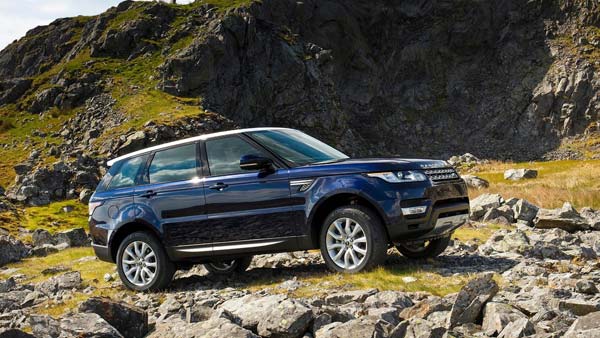 रेंज रोवर स्पोर्ट की टेस्ट ड्राइव लेती दिखीं बॉलीवुड की धक-धक गर्ल माधुरी दीक्षित - देखें विडियो