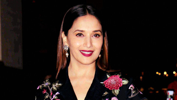 रेंज रोवर स्पोर्ट की टेस्ट ड्राइव लेती दिखीं बॉलीवुड की धक-धक गर्ल माधुरी दीक्षित - देखें विडियो