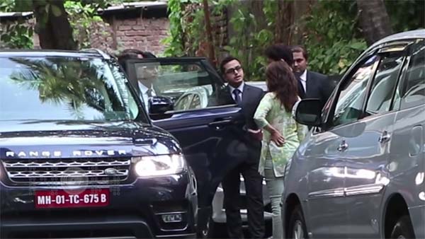 रेंज रोवर स्पोर्ट की टेस्ट ड्राइव लेती दिखीं बॉलीवुड की धक-धक गर्ल माधुरी दीक्षित - देखें विडियो